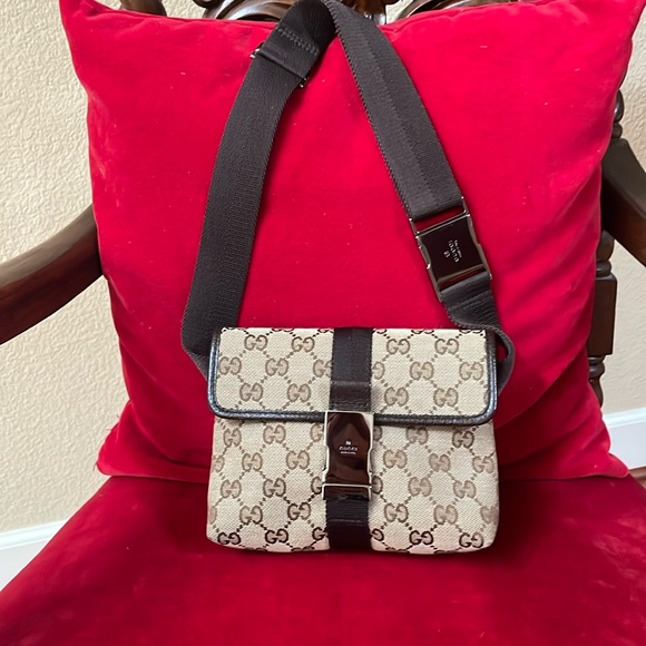 Handsome Almost new Gucci GG logo waist bag